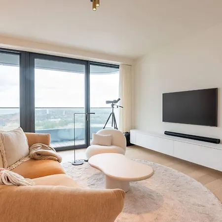 Апартаменти Luxurious 3br App With Unbelievable Views