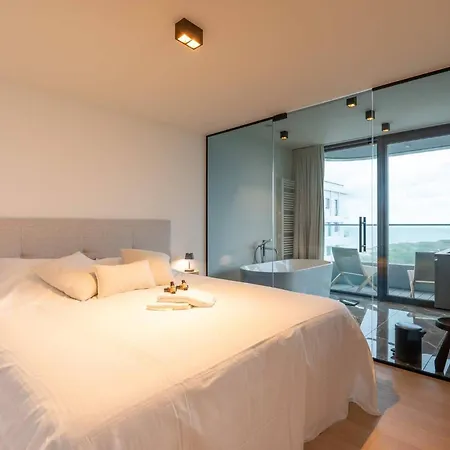 Апартаменти Luxurious 3br App With Unbelievable Views